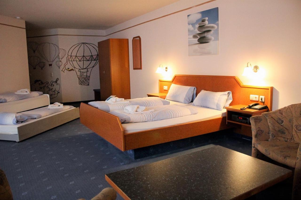 נויהאוס אם רנווג Waldhotel Feldbachtal מראה חיצוני תמונה